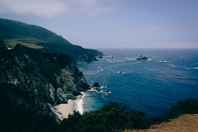 鸟瞰图的悬崖和大海
